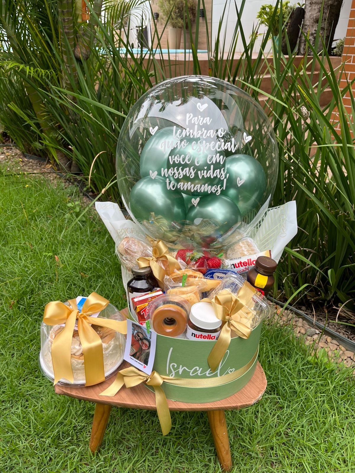 Cesta aniversário com flores e doces
