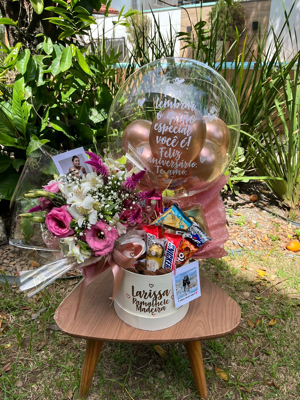 Cesta com flores e chocolates