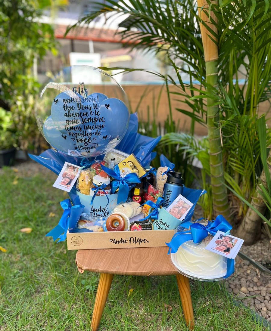 Cesta de cafe da manha personalizada na bandeja