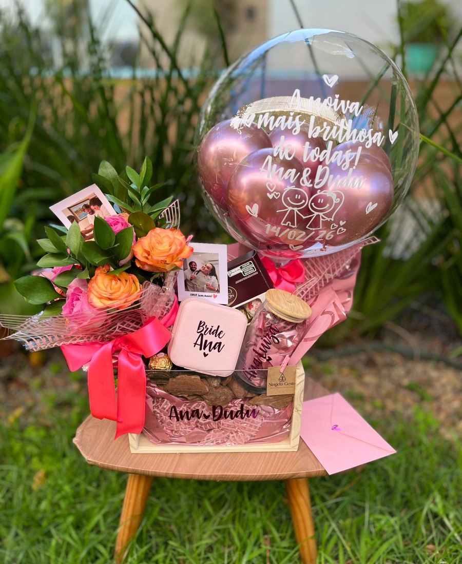 Cesta romantica personalizada com flores e chocolates